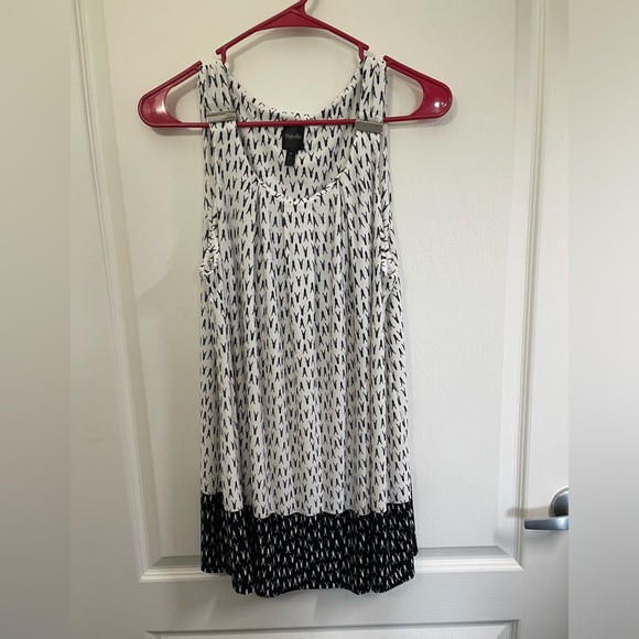 Rafaella Tops - Rafaella Women's Sleeveless Tank Top M Black & White Geometric Arrow Print
